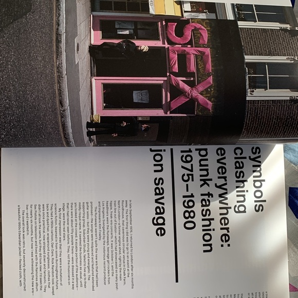 Book Punk:Chaos to Couture by Andrew Bolton,Richard Hell,John Lydon&Jon Savage. - Picture 4 of 5